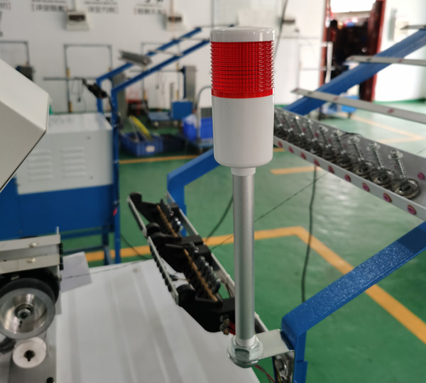 Yarn break protection device and alarm system of yarn winding machine